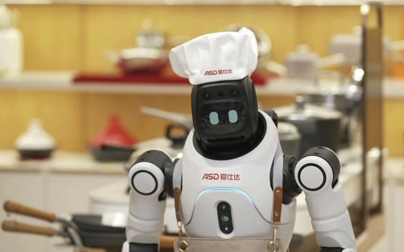 Robô humanoide X2 com um chapéu de cozinheiro da marca ASD e um avental, em frente a prateleiras com panelas, numa loja