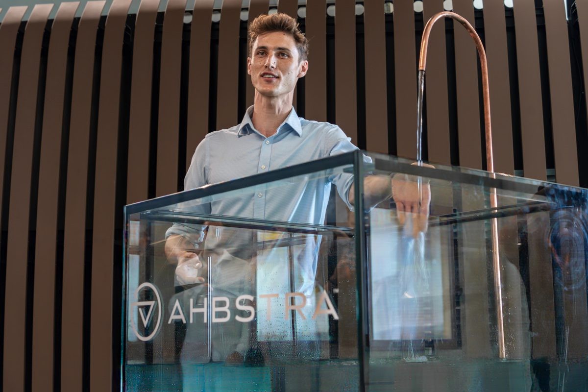 Demetris Stylianou junto de um equipamento de demonstração da Ahbstra, com caixa transparente e tubagem de cobre