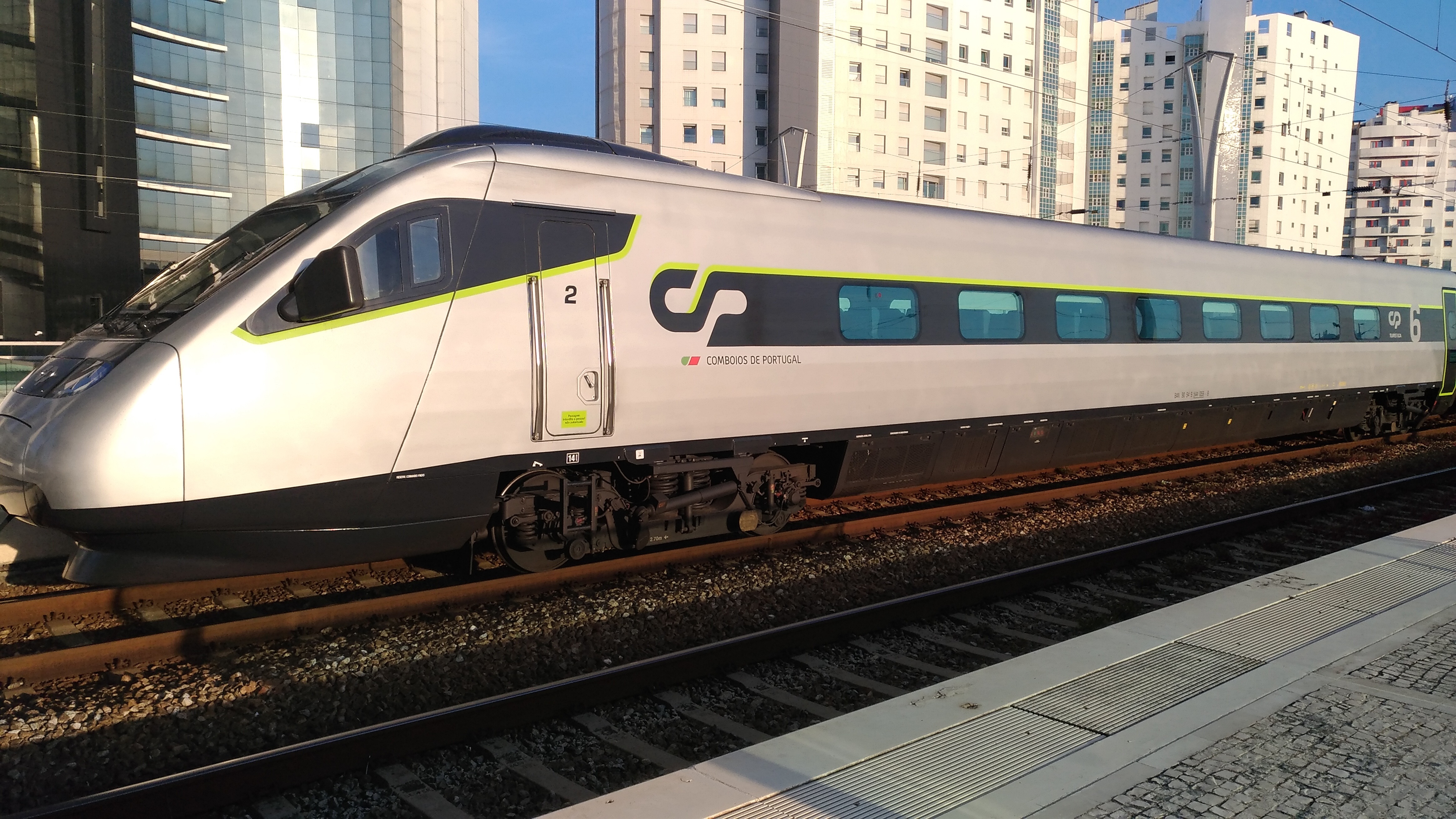 Comboio Alfa Pendular junto à estação de Porto-Campanhã — a alta velocidade vai reduzir a viagem Lisboa-Porto para 1h15