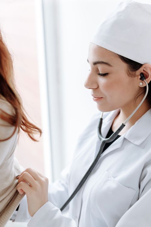 Médica a auscultar uma paciente com estetoscópio — o projeto da UC visa desenvolver uma nova classe de fármacos para travar doenças neurodegenerativas.