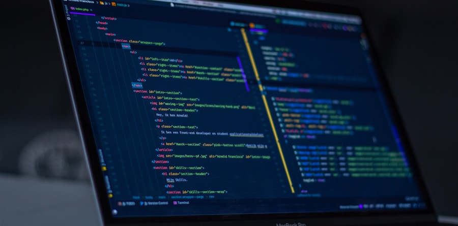Ecrã de computador com código de programação visível num editor