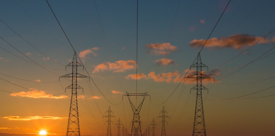 Torres de alta tensão e linhas de transmissão elétrica ao pôr do sol