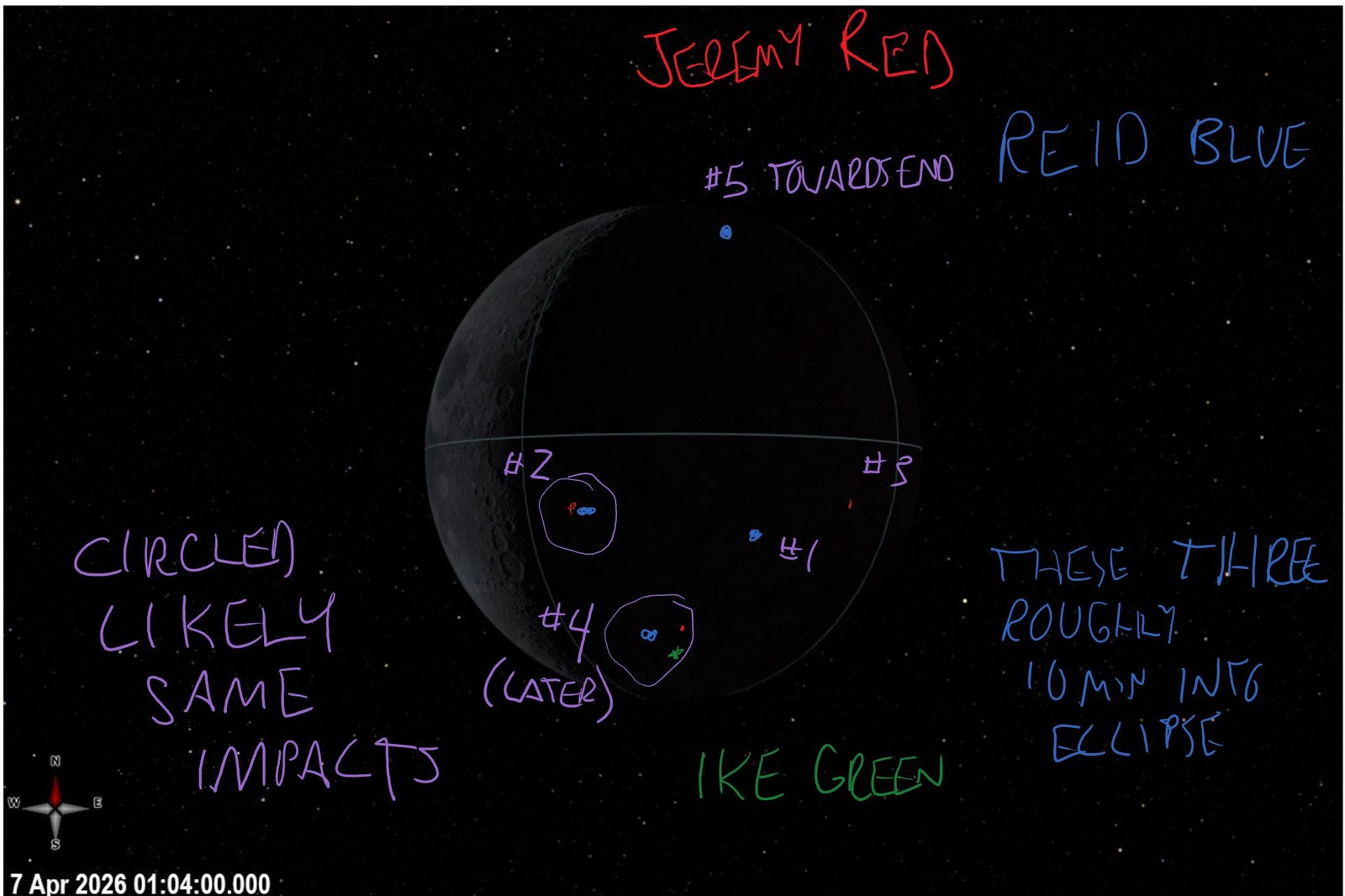 Visualização da Lua escura a eclipsar o Sol, com anotações manuscritas a cores: «JEREMY RED», «REID BLUE», «IKE GREEN», os números 2 a 5 sobre pontos minúsculos, «CIRCLED LIKELY SAME IMPACTS» e, no canto, o carimbo «7 Apr 2026 01:04:00.000»