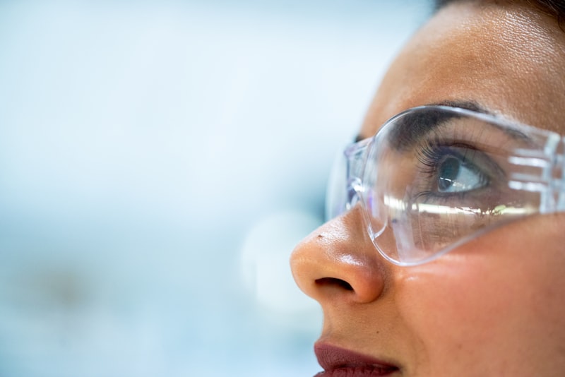 Laboratório de investigação científica com amostras e equipamento de análise