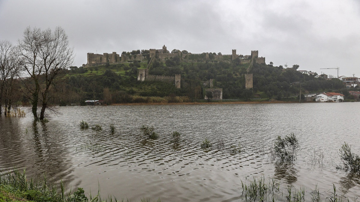 Vista do rio Mondego com castelo medieval ao fundo — a bacia onde será construída a barragem de Girabolhos, no distrito da Guarda