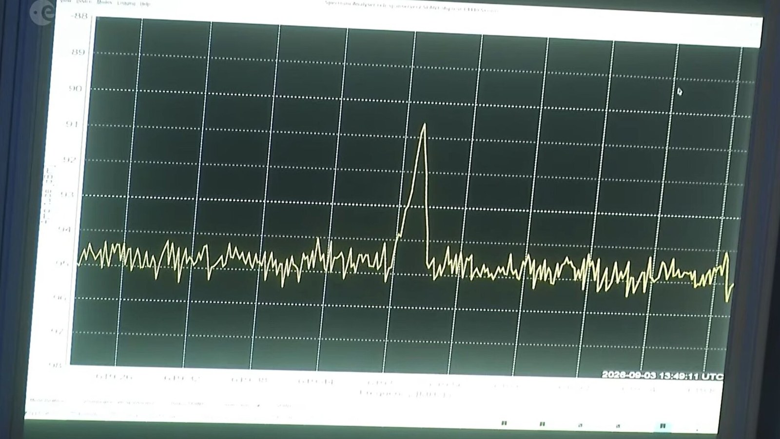 Ecrã de computador no centro de operações da ESA mostrando um gráfico de sinal Doppler com um pico acentuado sobre uma linha de base ruidosa, com a data 2026-09-03 13:49:11 UTC no canto inferior direito