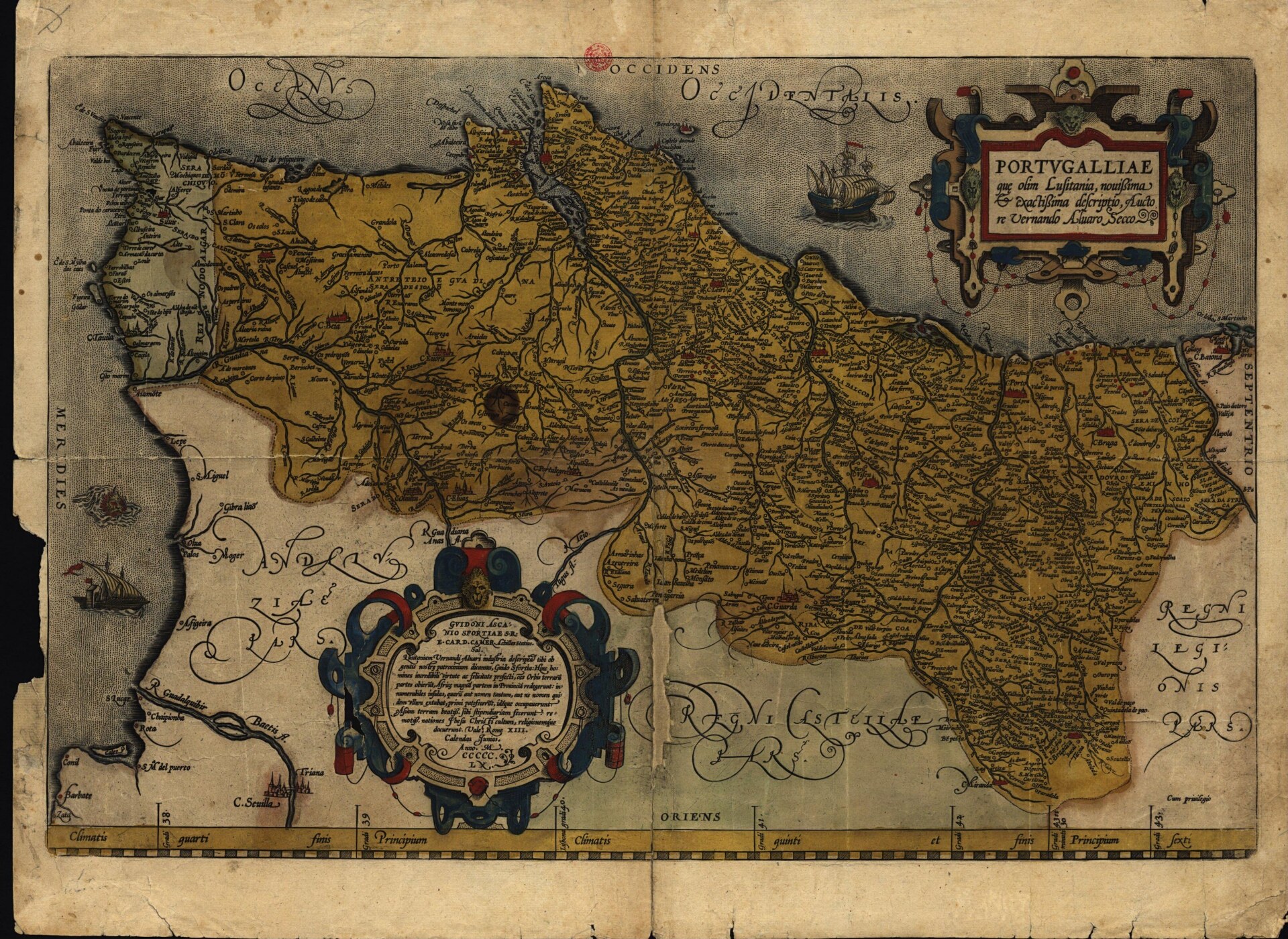 Mapa antigo de Portugal gravado e iluminado a amarelo e verde sobre papel envelhecido, com o litoral, os rios e centenas de topónimos, duas cartelas com inscrições latinas e o título «PORTVGALLIAE quae olim Lusitania» no canto superior direito