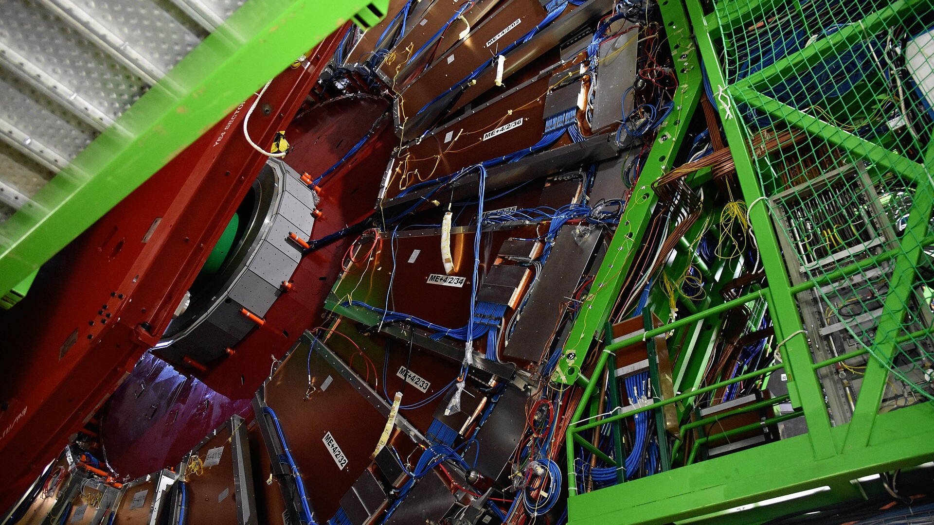 Vista de componentes e cabos do detetor CMS, no CERN.
