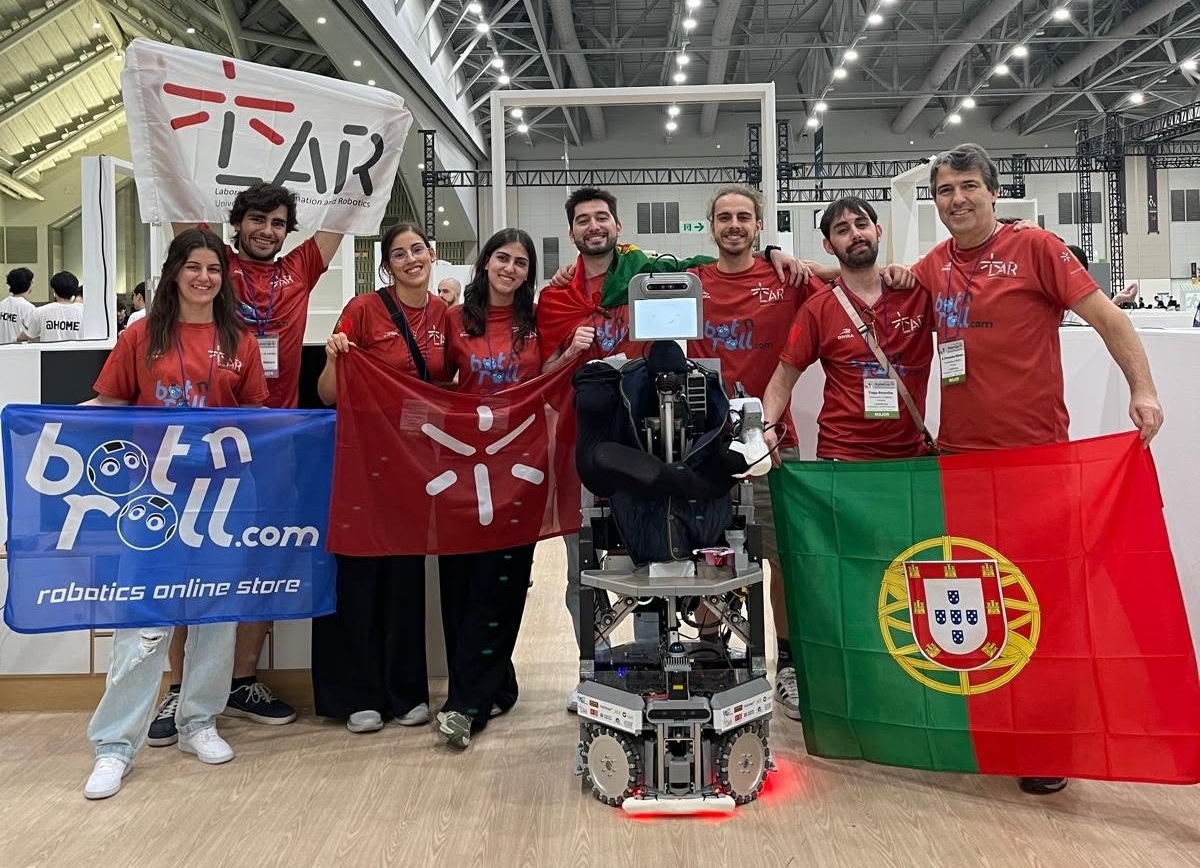 Equipa do Laboratório de Automação e Robótica da Universidade do Minho com o robô CHARMIE na RoboCup 2026 em Incheon, Coreia do Sul. A equipa conquistou o 2.º lugar mundial na categoria RoboCup@Home.
