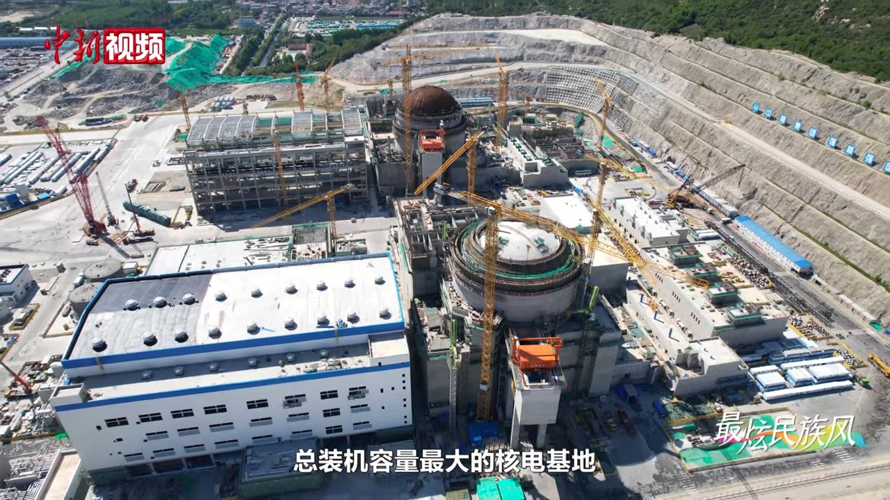 Central nuclear chinesa em construção, com domos de contenção e gruas no estaleiro — imagem de arquivo