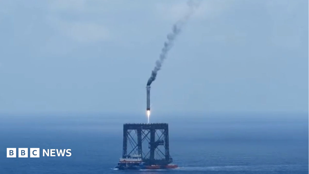 Booster do Long March 10B a descer verticalmente para a plataforma de recuperação no Mar do Sul da China, com o motor em funcionamento