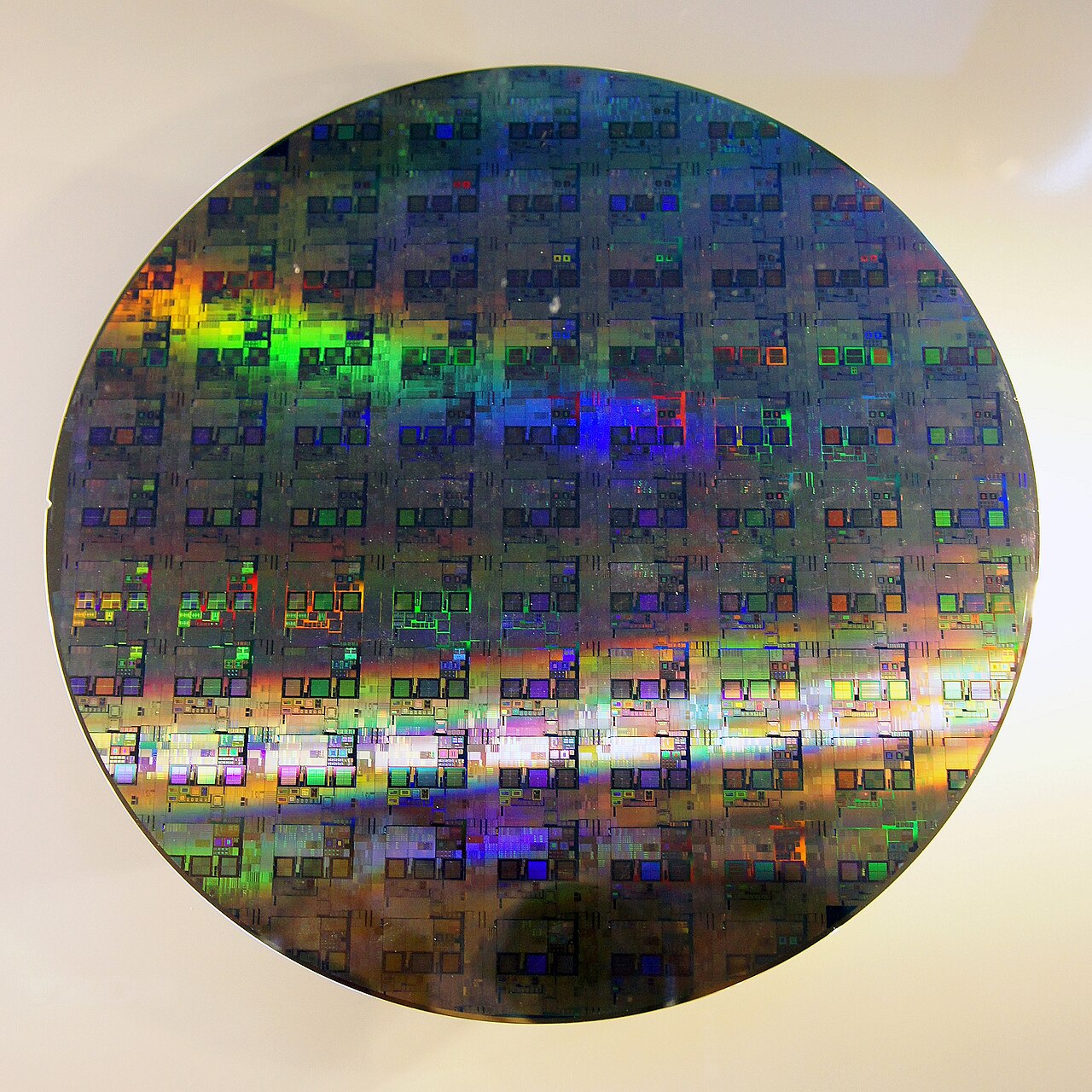 Wafer de silício com padrão de dies e coloração iridescente