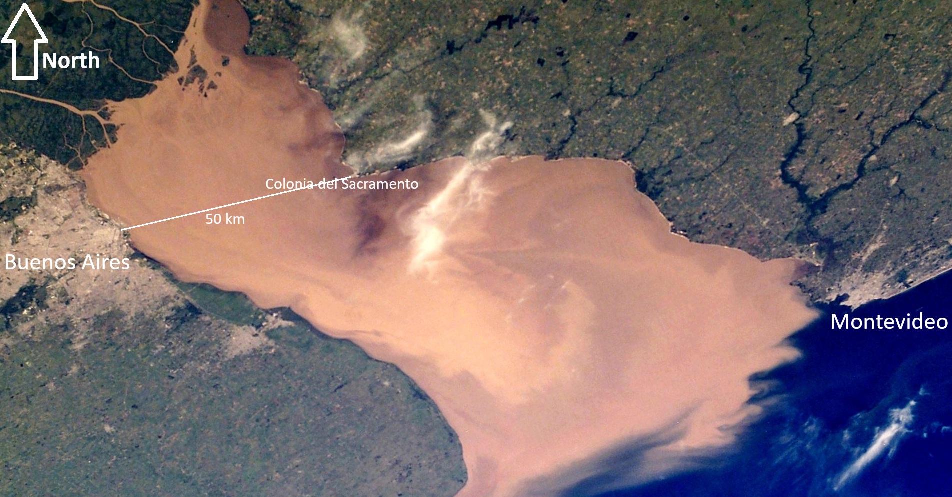 Imagem de satélite do Rio da Prata com Buenos Aires e Colónia do Sacramento assinaladas, separadas por 50 quilómetros