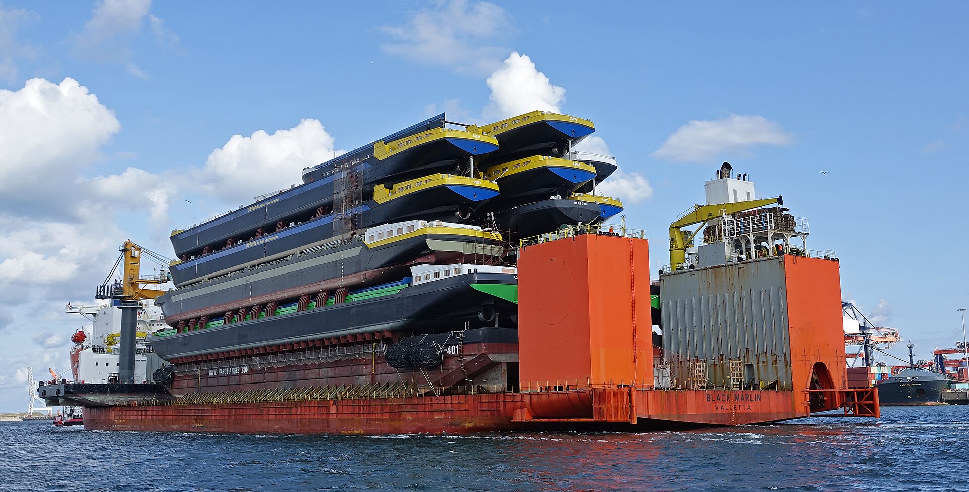O navio semi-submersível Black Marlin, da Boskalis, com carga de rebocadores empilhados no convés