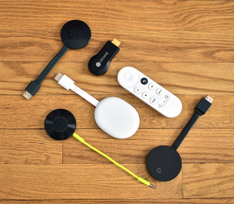 Coleção de dispositivos Chromecast — o modelo original de 2013 e as gerações seguintes