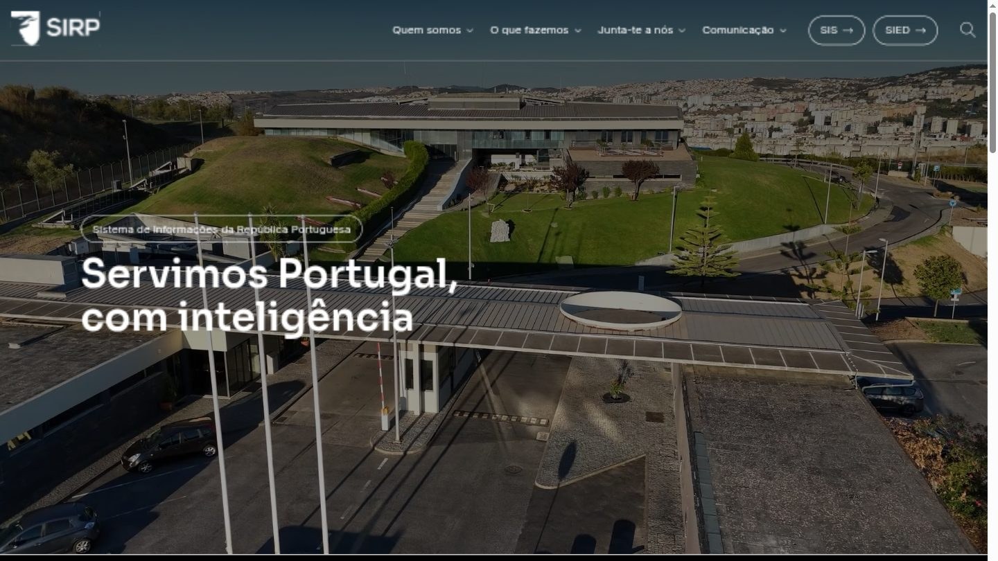 Página principal do portal do SIRP: barra de navegação com os itens Quem somos, O que fazemos, Junta-te a nós e Comunicação, e um banner com fotografia aérea de um complexo de edifícios e o lema «Servimos Portugal, com inteligência»