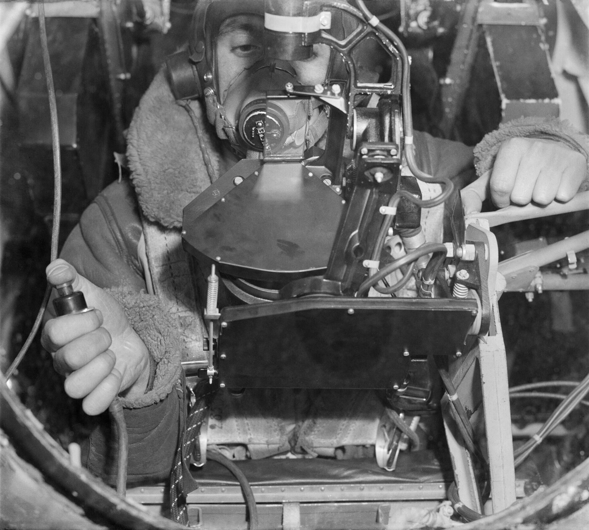 Apontador de bombas numa posição de mira a bordo de um bombardeiro Lancaster