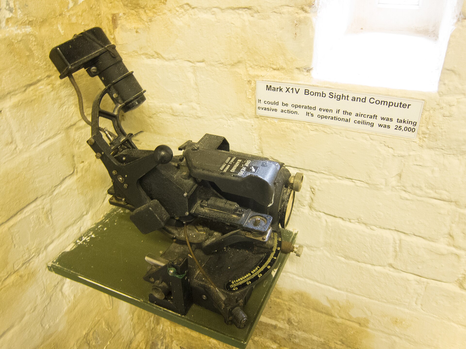 Mira de bombardeamento Mark XIV exposta num museu, com estrutura ótica e comandos