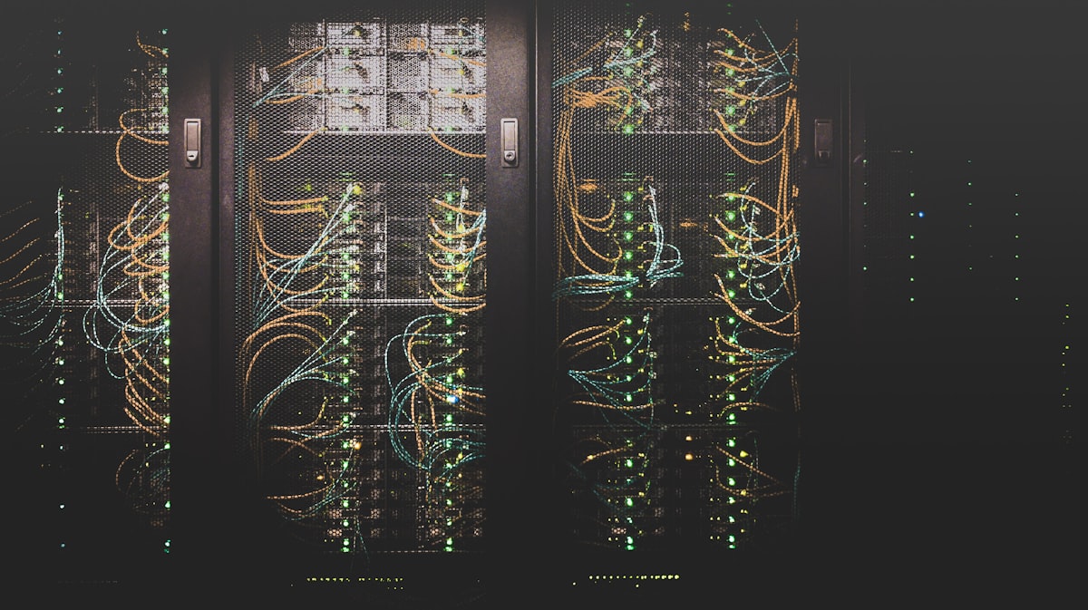 Representação conceptual de cadeia de fornecimento de software comprometida — um pipeline CI/CD infetado por um código malicioso que se propaga como um fungo parasita