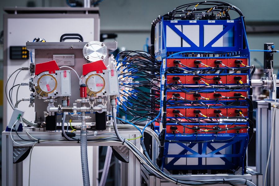 Equipamento da fonte TELBE no acelerador ELBE do HZDR em Dresden: câmara de vácuo e eletrónica de processamento de sinal