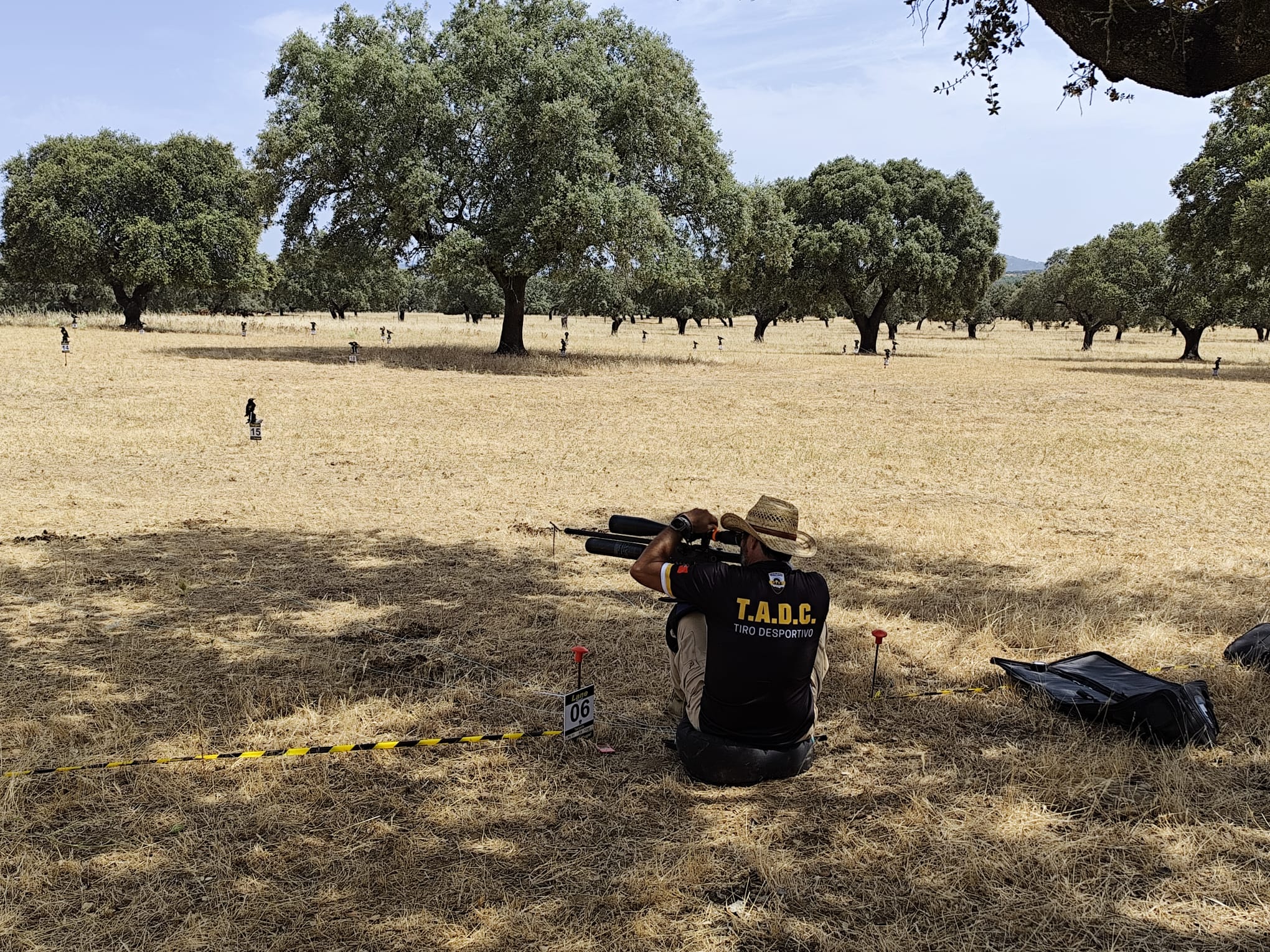 Atirador em posição durante prova de Field Target no Alentejo — tiro desportivo com carabina de ar comprimido.