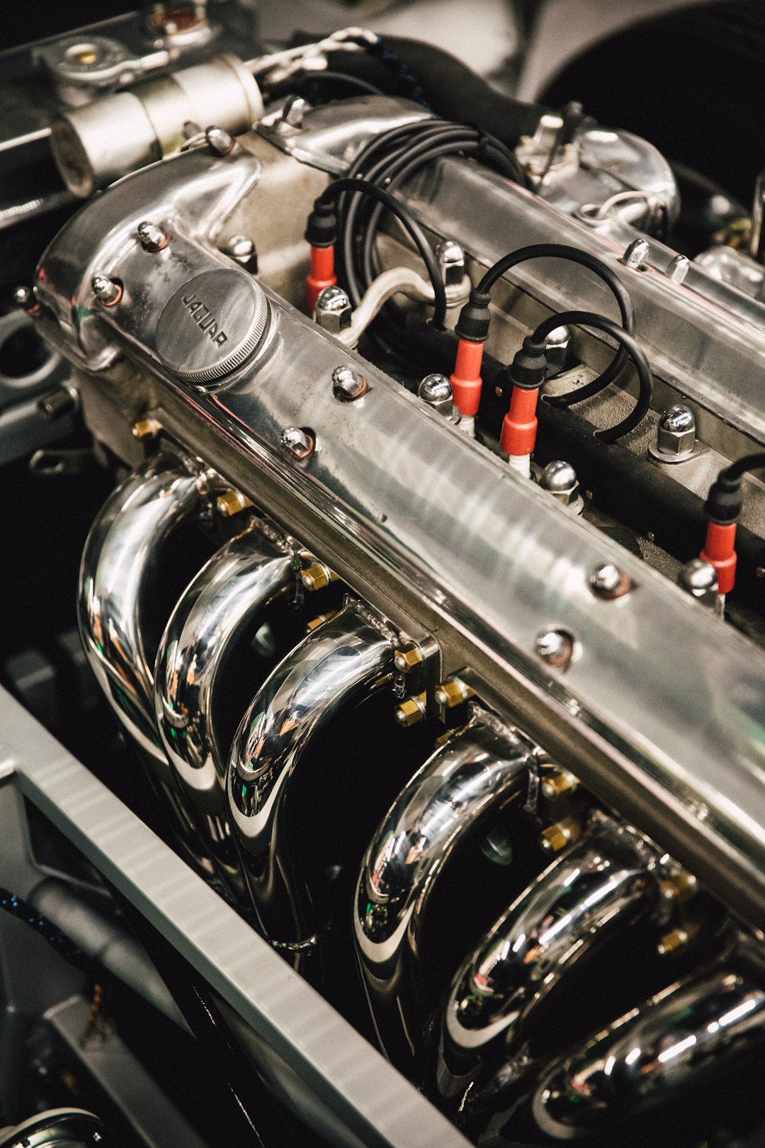 Motor de combustão interna Jaguar de 6 cilindros com componentes cromados — a tecnologia WiDE funciona em motores diesel sem qualquer adaptação mecânica