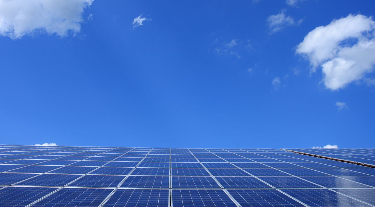 Parque solar de grande escala — as baterias do BigBatt vão armazenar o excedente de produção renovável para ser devolvido à rede quando a geração solar ou eólica não está disponível. Crédito: Pixabay / Pexels (CC0)