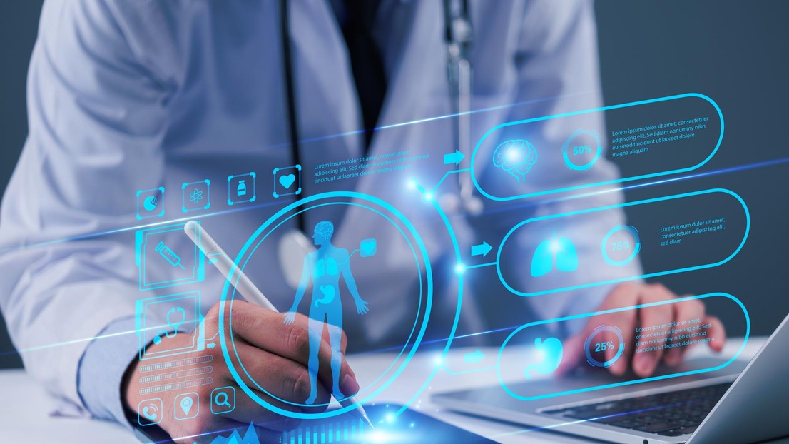 Representação conceptual de inteligência artificial aplicada à medicina — circuitos neuronais sobre símbolos médicos. © 2026 iStock.