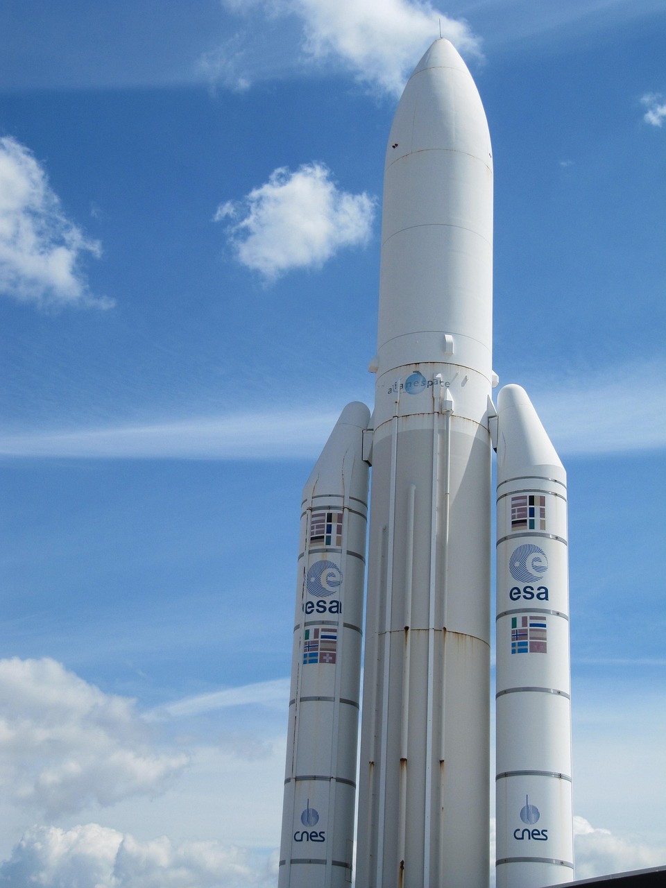 Foguete Ariane 5 da ESA com logótipo e bandeiras dos estados-membros