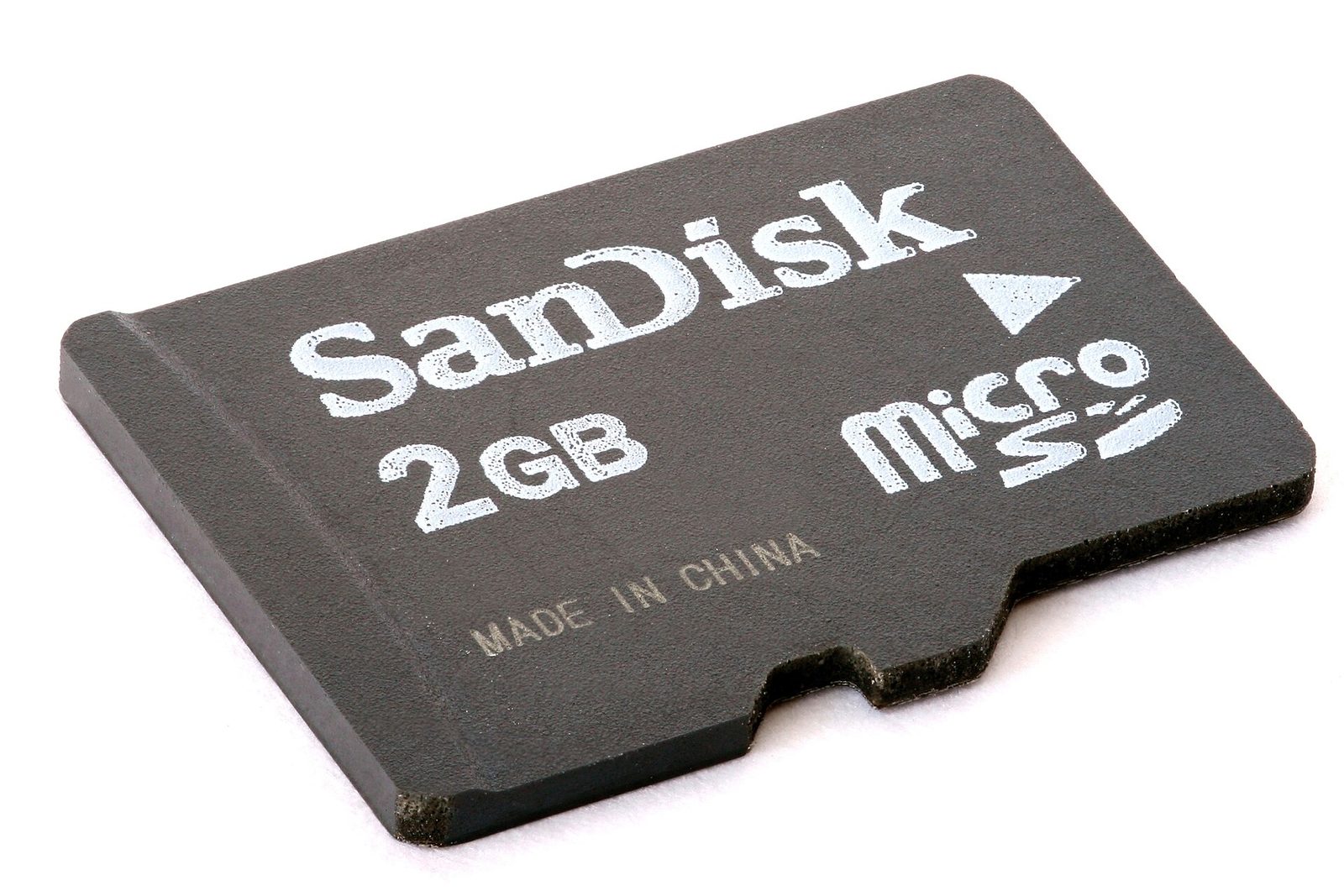 Cartão microSD SanDisk preto de 2 GB fotografado sobre fundo branco, com as letras «SanDisk», «2GB», «micro» e a inscrição «Made in China» impressas a branco.