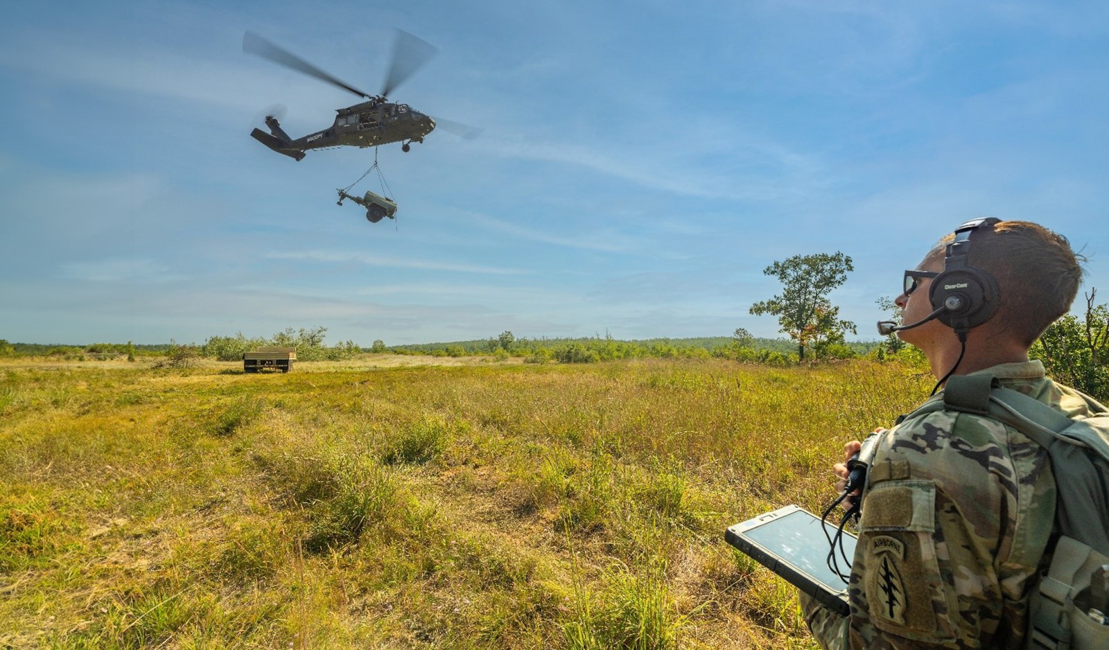 Helicóptero UH-60 a transportar equipamento militar durante um exercício