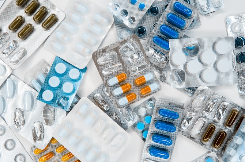 Cientista em laboratório a trabalhar com equipamento de investigação farmacêutica