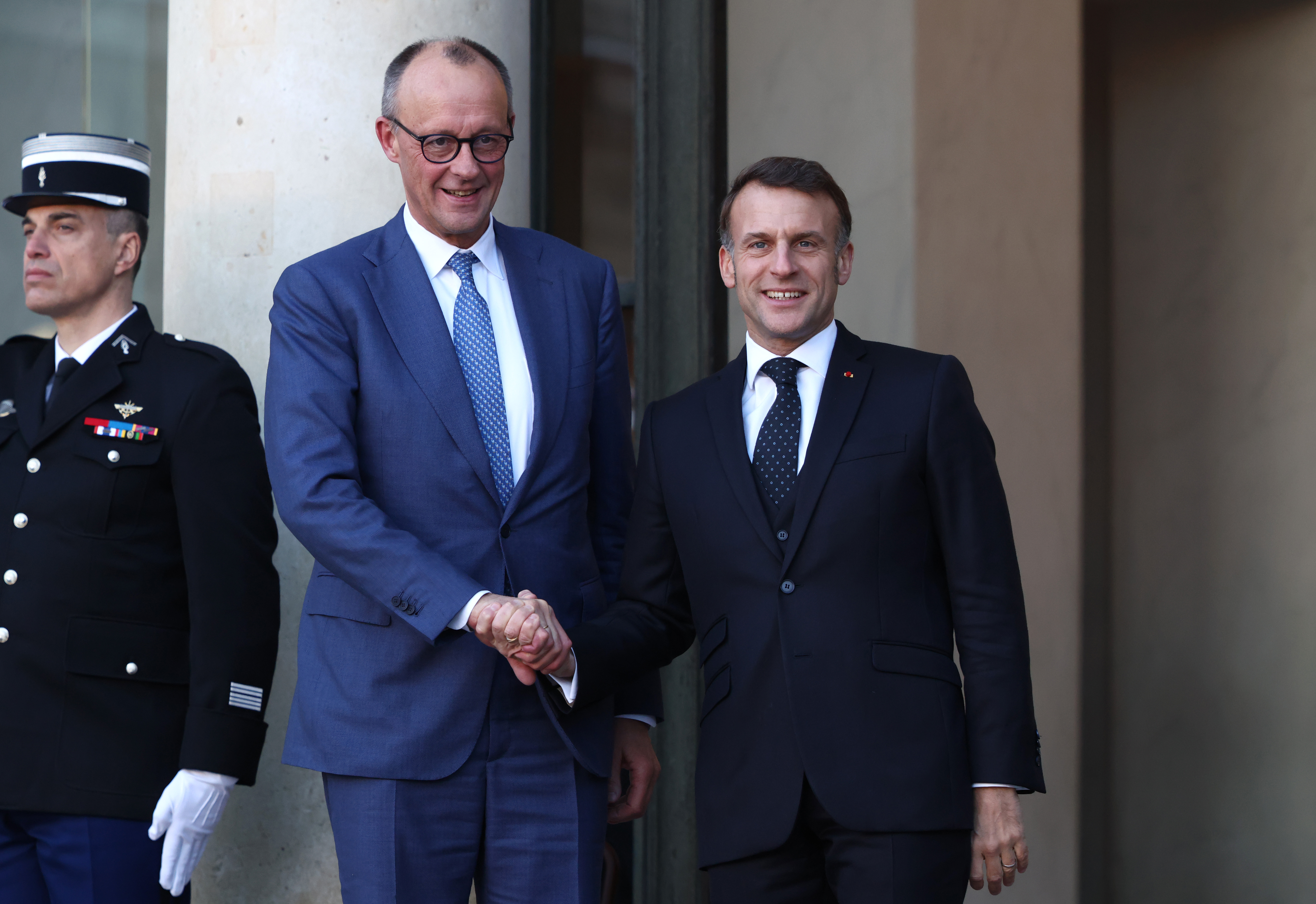 Emmanuel Macron e Friedrich Merz no Eliseu em janeiro de 2026. Tom Nicholson/Getty Images.