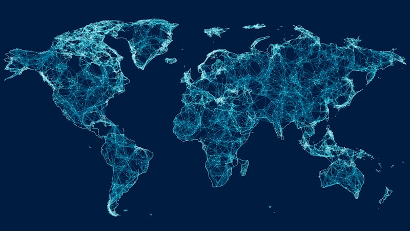 Mapa-mundo digital com pontos de interligação a representar a escala global da campanha FortiBleed que expôs firewalls Fortinet em 194 países