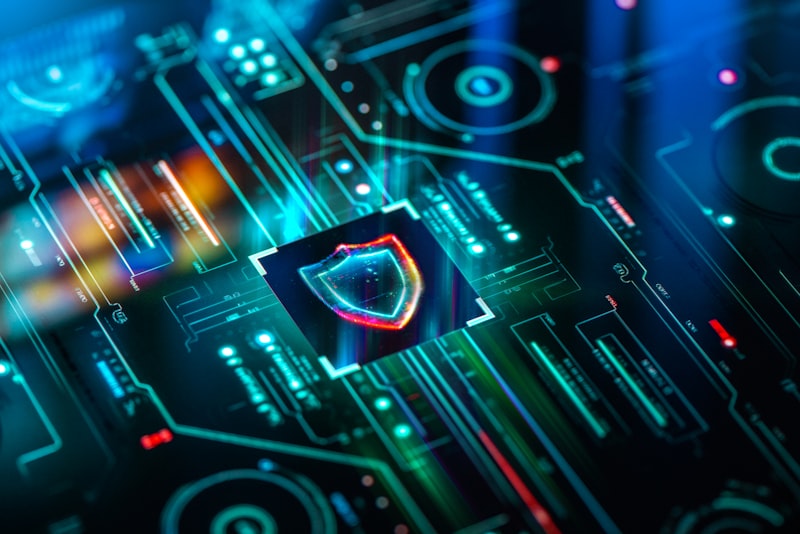 Fundo abstrato digital com cadeado e circuitos a simbolizar a falha de segurança em massa nas firewalls Fortinet