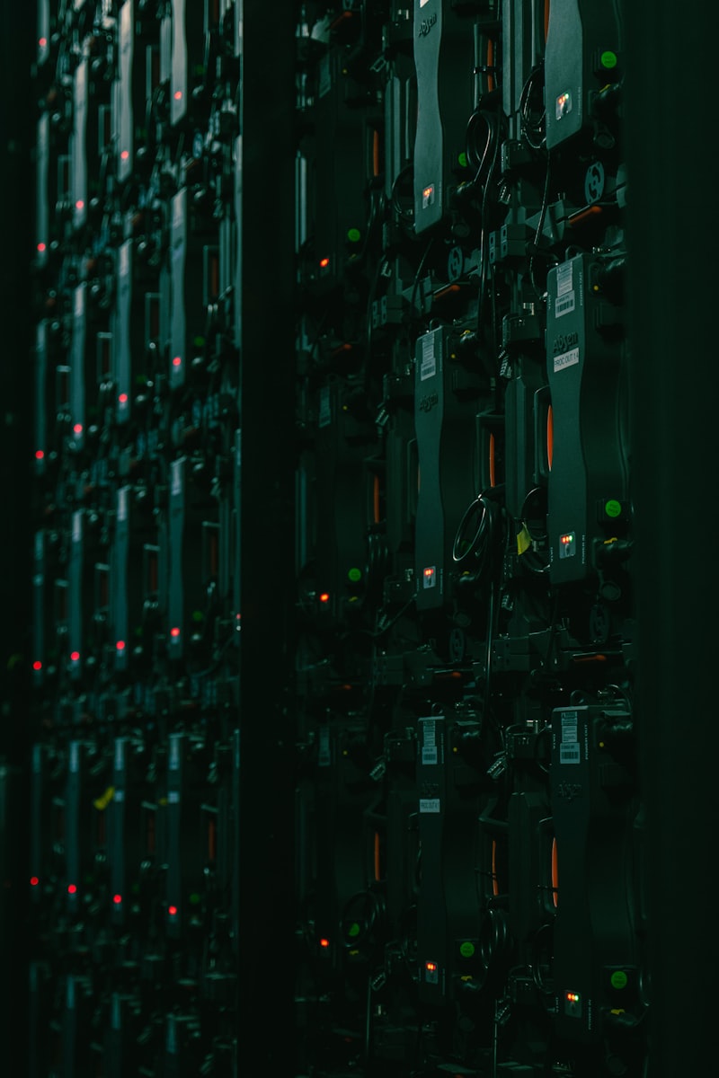 Sala de servidores com equipamento de rede e cabos, ilustrando a infraestrutura crítica que ficou exposta no FortiBleed