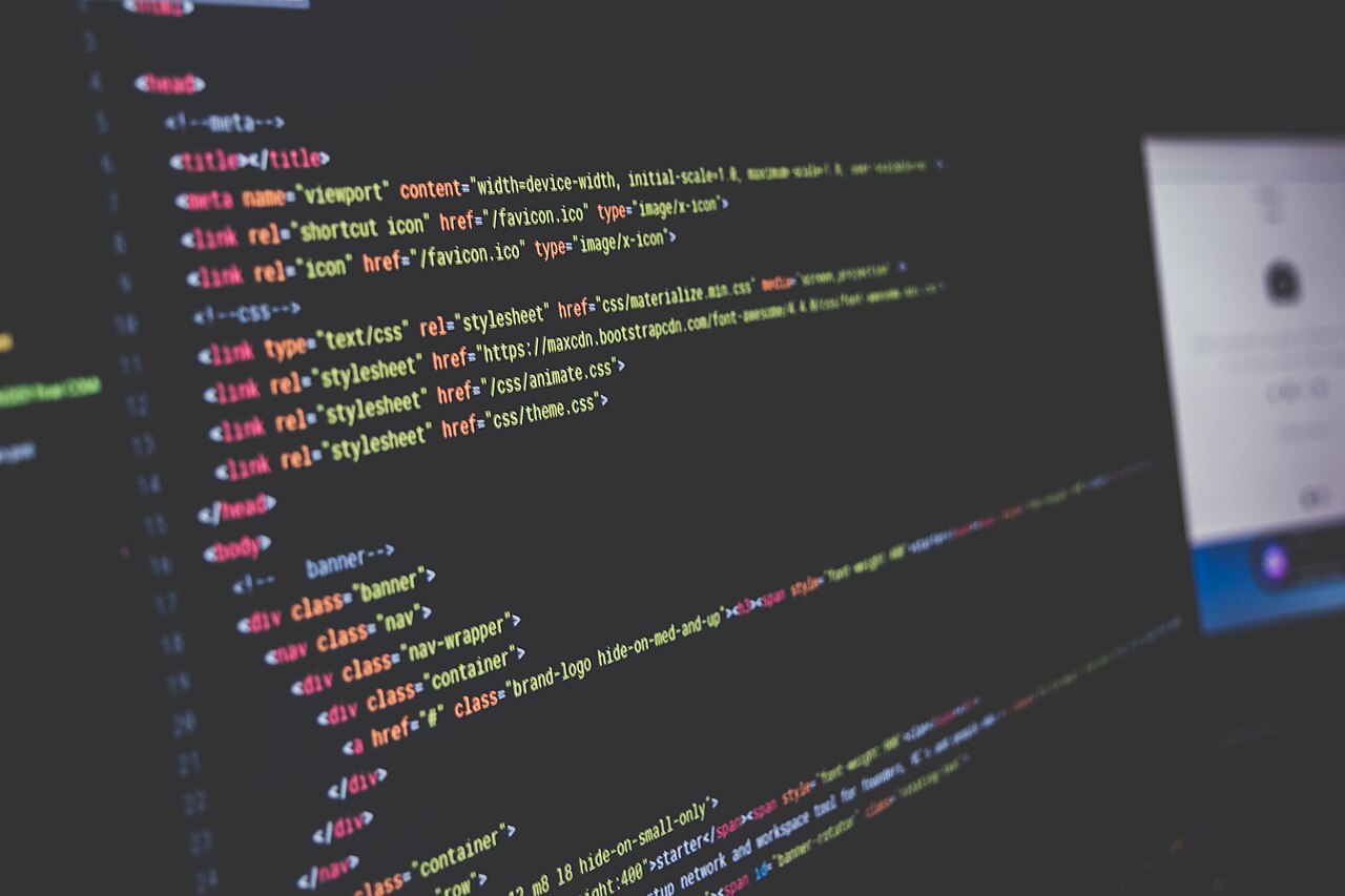 Código HTML com realce sintático num ecrã de computador