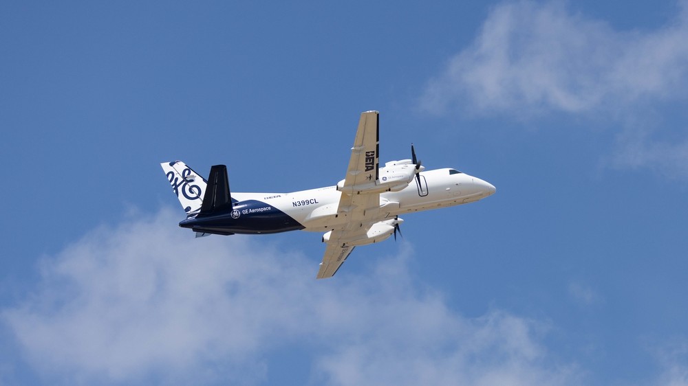 Avião Saab 340B modificado da GE Aerospace com sistema de propulsão híbrido-elétrico em voo de teste