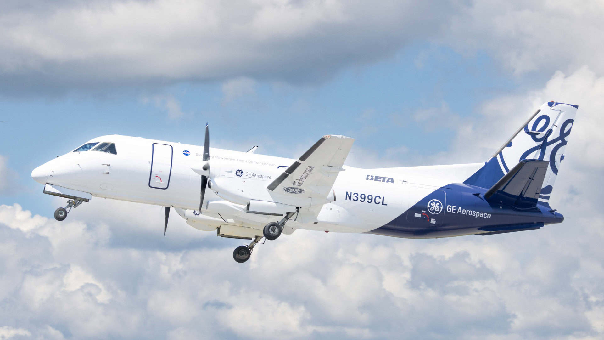 Saab 340B da GE Aerospace com a inscrição Electric Powertrain Flight Demonstration e logotipos da GE e BETA Technologies