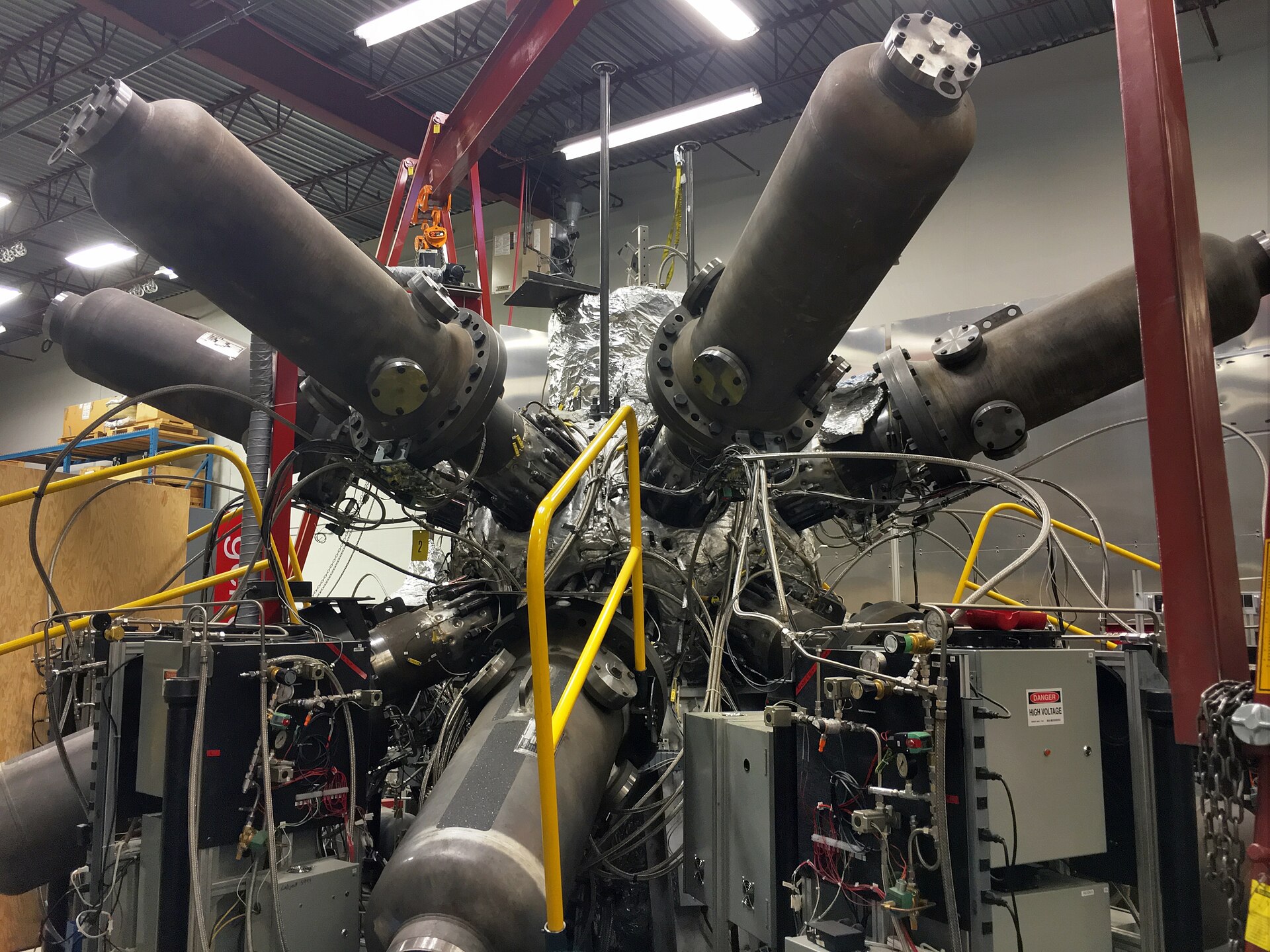 Vista aproximada dos pistões e cabos da máquina MTF da General Fusion