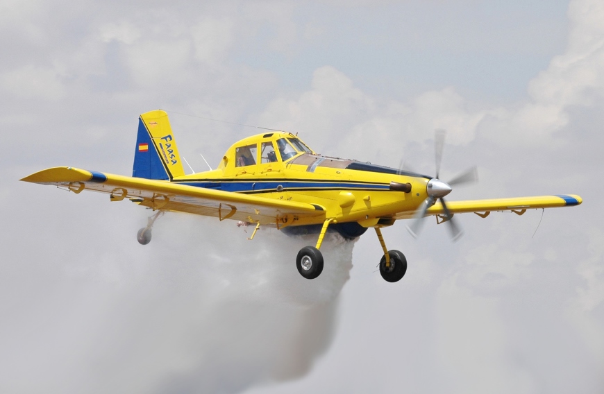 Aeronave Air Tractor AT-802F Fire Boss a largar água durante operação de combate a incêndios