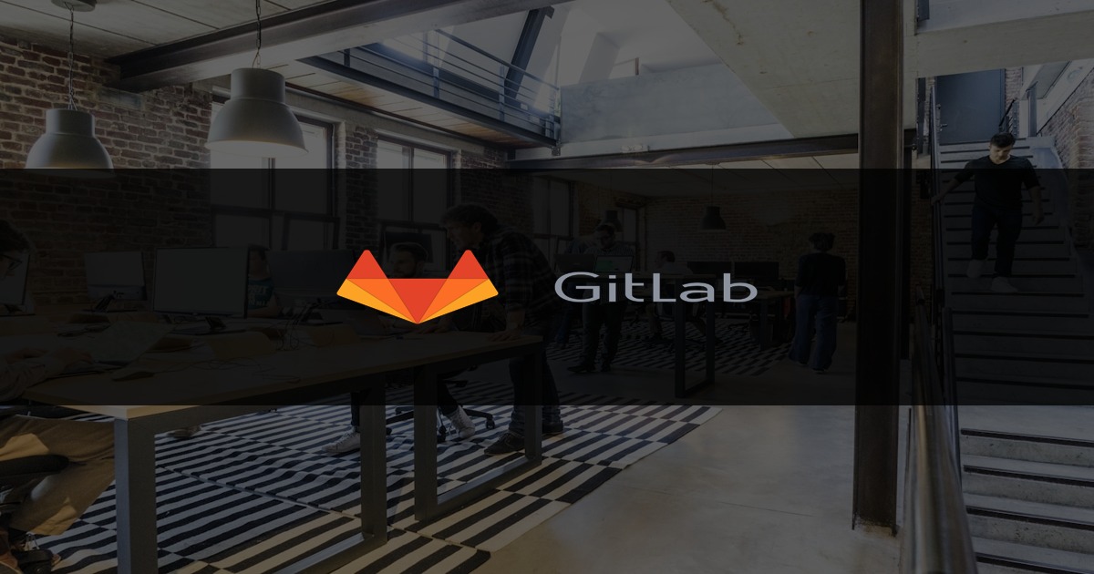 Logótipo da GitLab — uma das plataformas de desenvolvimento mais utilizadas do mundo — sobre fundo escuro com linhas de código e abstrações de IA ao fundo