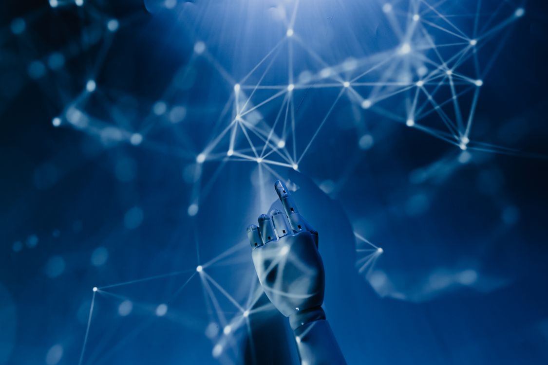 Mão robótica a interagir com uma rede neural digital, simbolizando inteligência artificial avançada