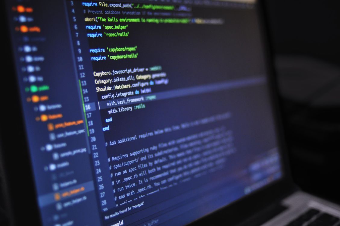 Ambiente de desenvolvimento de software com código Ruby on Rails num laptop