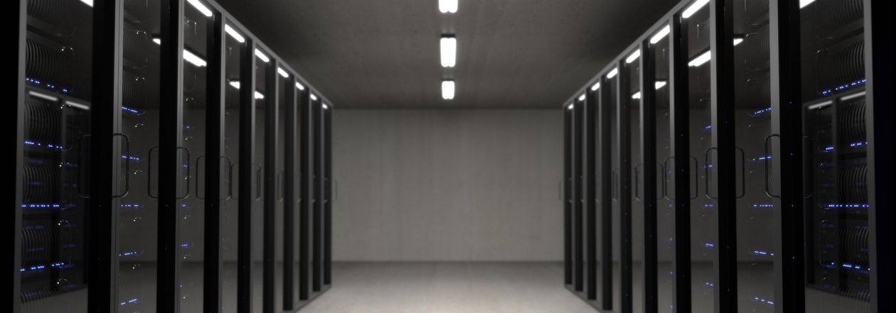 Corredor de data center moderno com servidores em rack iluminados