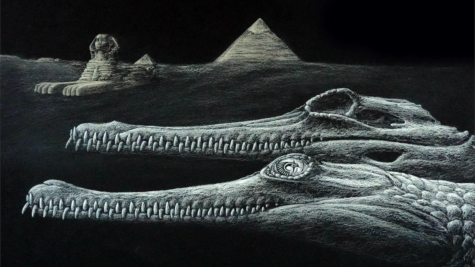 Ilustração a carvão sobre fundo negro: em primeiro plano, duas cabeças de crocodilo de focinho muito longo e estreito, com dentes cerrados visíveis e um olho marcado; no plano de trás, sobre uma linha de horizonte, a Esfinge de Gizé e duas pirâmides