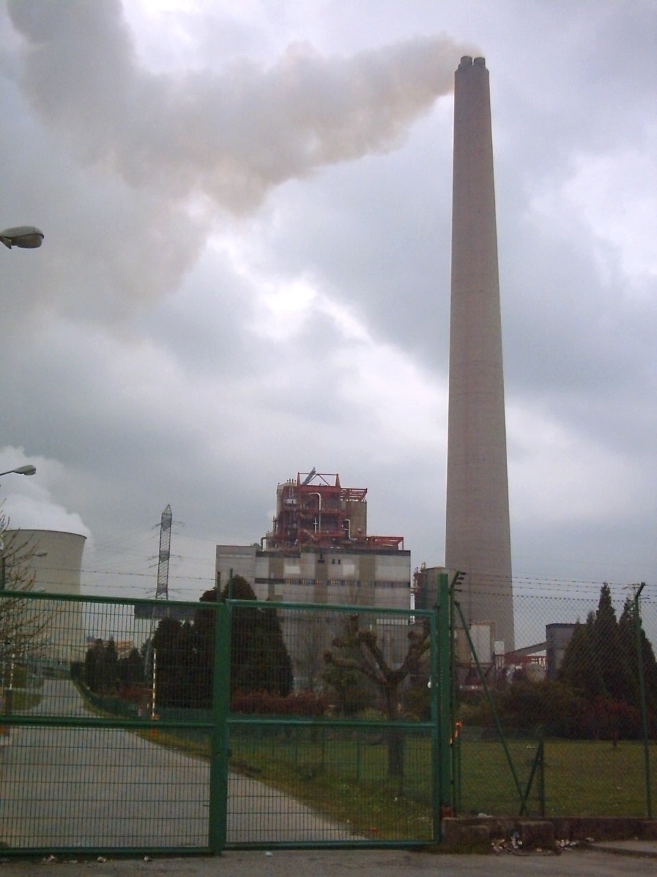 Central térmica de carvão de As Pontes com chaminé alta e torre de refrigeração