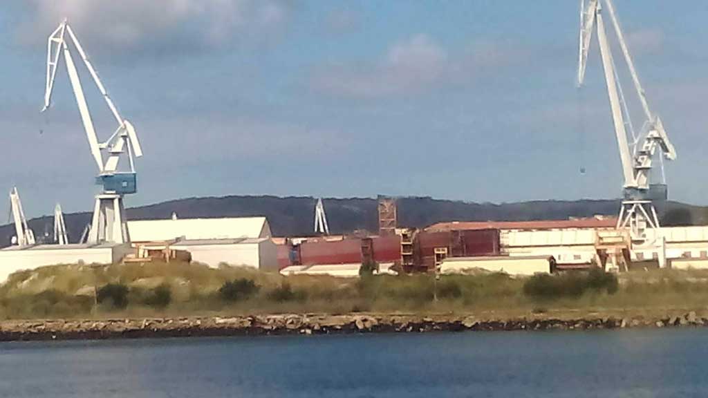 Estaleiro da Navantia em Ferrol com gruas e instalações industriais junto à ria