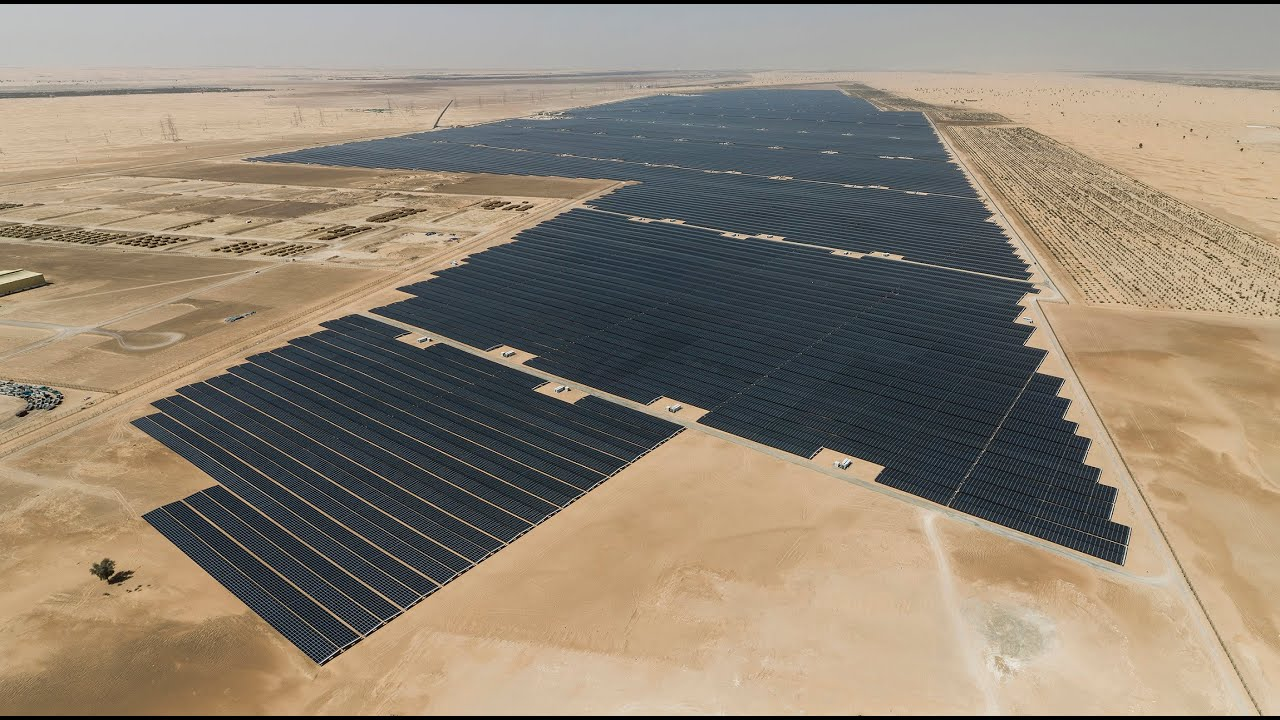 Vista aérea da central solar JinkoSolar de 1177MW em Abu Dhabi, no deserto — uma das maiores do mundo
