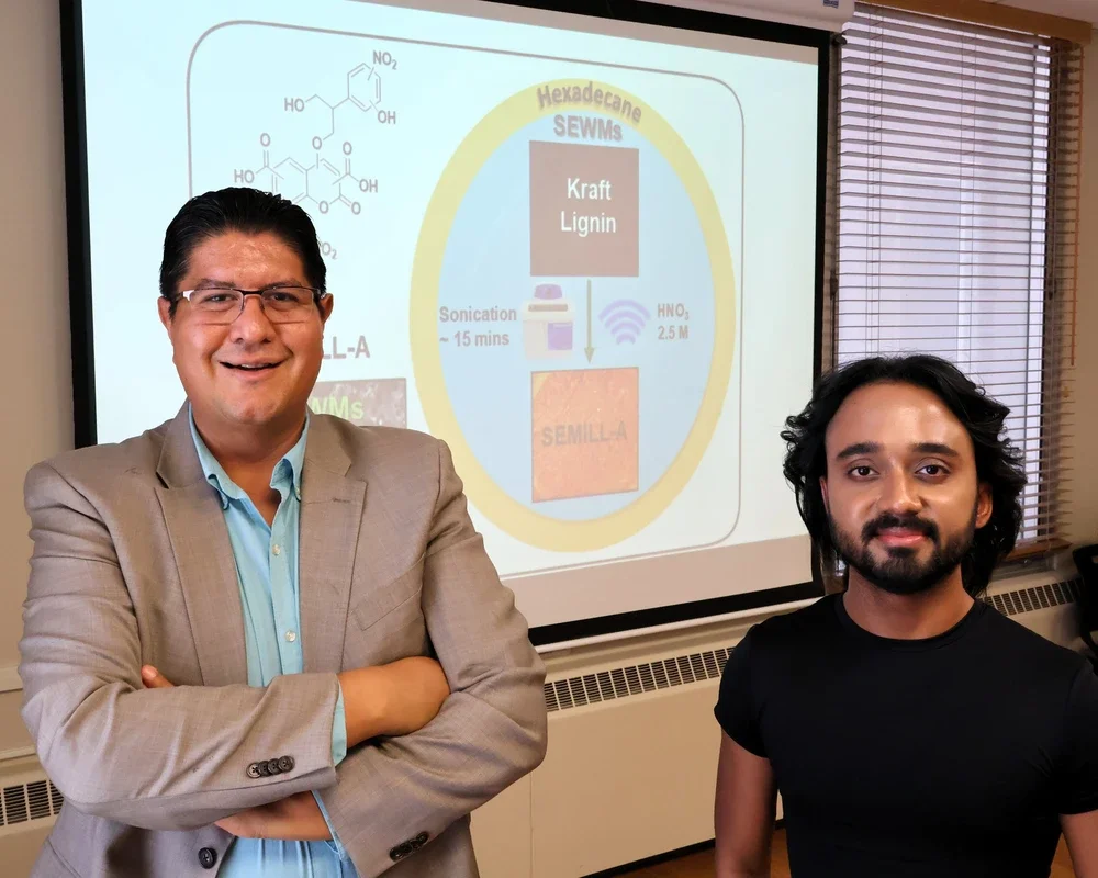 Dois investigadores apresentam um esquema químico sobre lignina Kraft e a molécula SEMILL-A